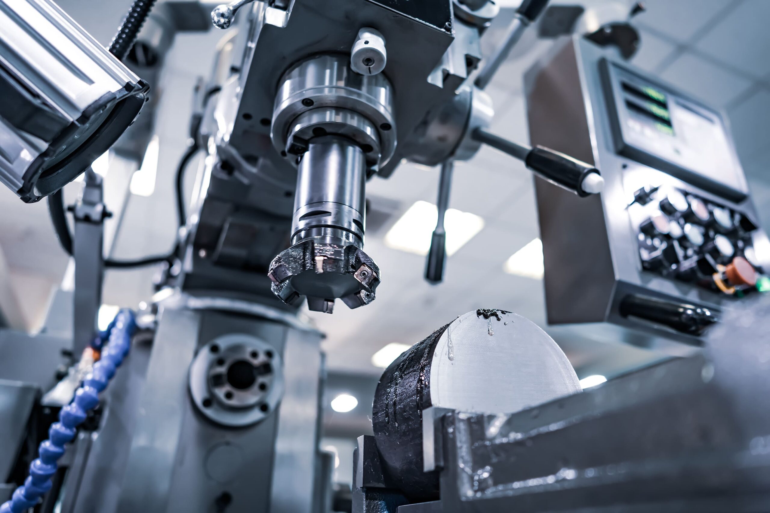 metal-milling-machine-in-operation-at-workplace-komprimiert Endverbleibserklärung